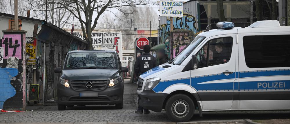 Fahrzeuge der Polizei stehen am Markgrafendamm im Stadtteil Friedrichshain.