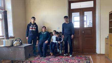 Raissa Khachanyan mit Verwandten in ihrer kleinen Wohnung