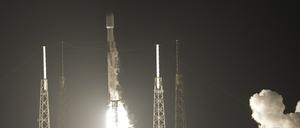 Eine Falcon 9-Rakete des US-Raumfahrtunternehmens SpaceX startet vom Weltraumbahnhof Cape Canaveral.