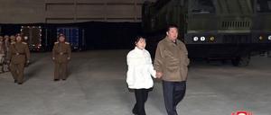 Kim Jong-Un (r.) neben seiner Tochter während weiterer Starts von Interkontinentalraketen vom Typ Hwasong-17.