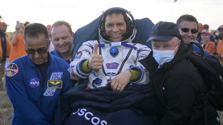 Der Astronaut Frank Rubio (M) wird zu einem Sanitätszelt getragen.  Zusammen mit zwei russischen Kosmonauten verbrachte über ein Jahr im Weltall. 
