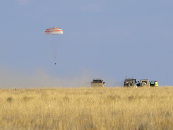 Die Raumkapsel „Sojus MS-23“ landete etwa 150 km südöstlich der kasachischen Stadt Schesqasghan.