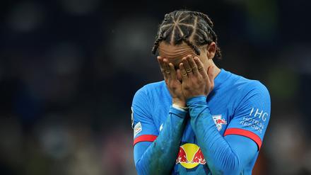 Leipzigs Xavi Simons ist enttäuscht nach dem Spiel.