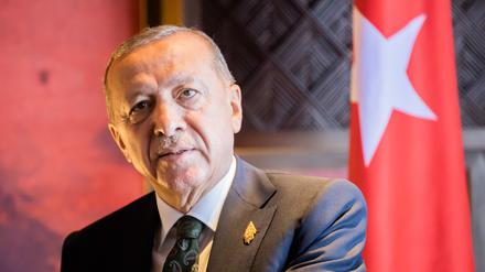 Recep Tayyip Erdogan, Präsident der Türkei, trifft Bundeskanzler Scholz bei einem bilateralen Gespräch beim G20-Gipfel.