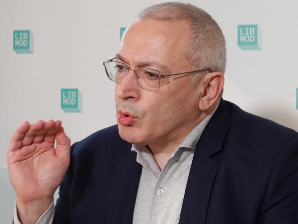 Der russische Oppositionspolitiker und frühere Ölmagnat Michail Chodorkowski bei einer Pressekonferenz der Denkfabrik Liberale Moderne in Berlin.