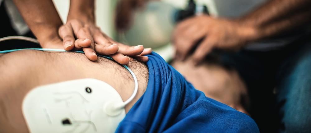 Mini-EKG und Schocker in einem: Ein Defibrillator erhöht die Überlebenschance bei einem Herzstillstand.