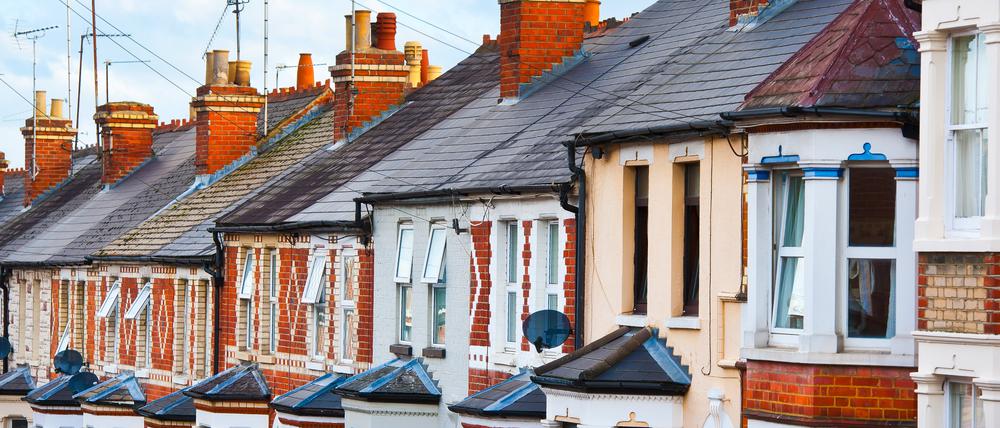 Schlechte Isolierung treibt die Heizkosten in vielen britischen Häusern nach oben.