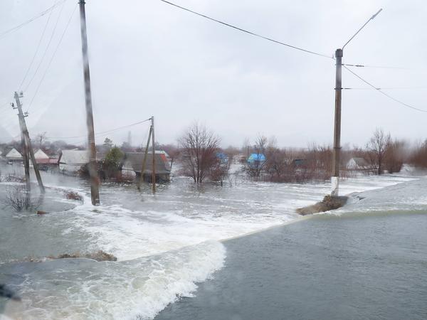 Blick auf den vom Hochwasser betroffenen Leninskij-Bezirk der Stadt Orsk in der Region Orenburg.