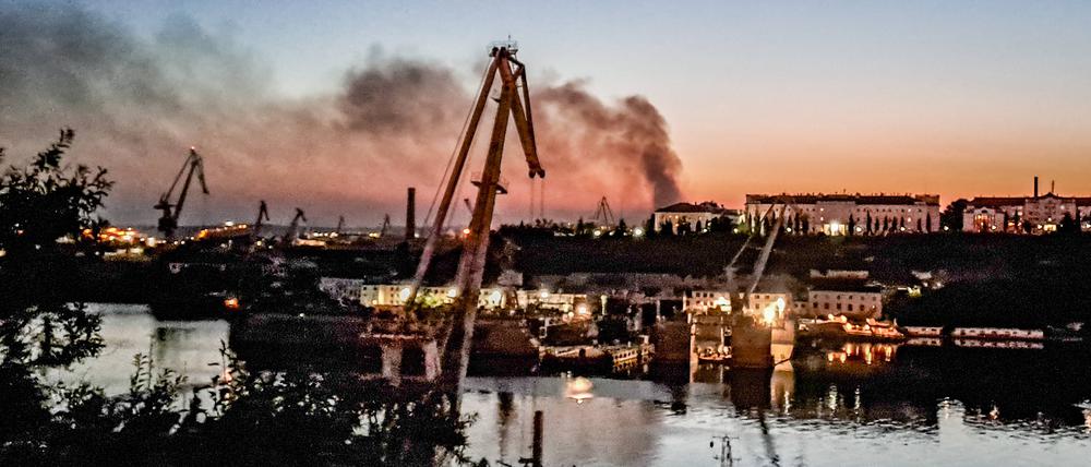 Rauchwolken von der Brandstelle der Sewastopol-Werft. Gouverneur Michail Razvozhayev berichtet über einen ukrainischen Raketenangriff auf die Stadt. 