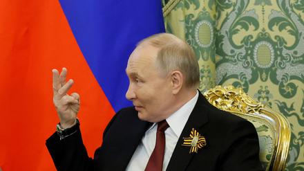 Der russische Präsident gestikuliert während eines Treffens am 9. Mai in Moskau.