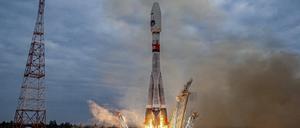 Auf diesem von der Staatlichen Raumfahrtkorporation Roskosmos veröffentlichten Bild hebt die Sojus-2.1b-Rakete mit der automatischen Mondlandestation Luna-25 von einer Startrampe im Weltraumbahnhof Wostotschny im Fernen Osten Russlands ab. 