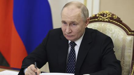 Wladimir Putin, Präsident von Russland, nimmt an einer Zeremonie zur Eröffnung neuer Jugendzentren in den Regionen Russlands per Videokonferenz im Kreml teil.