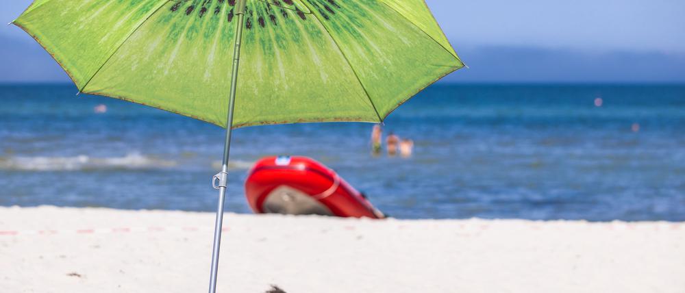 ARCHIV - 15.07.2021, Mecklenburg-Vorpommern, Prerow: Ein großer Sonnenschirm steht am Strand an der Ostseeküste.  