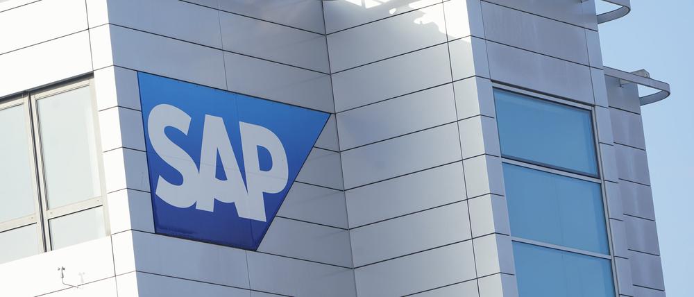 Der Softwarekonzern SAP will einem Bericht des „Handelsblatt“ zufolge in Deutschland 2600 Stellen streichen. 