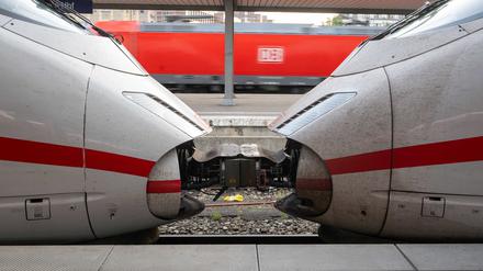 Zwei ICE-Züge der Deutschen Bahn sind auf dem Bahnhof zusammengekoppelt
