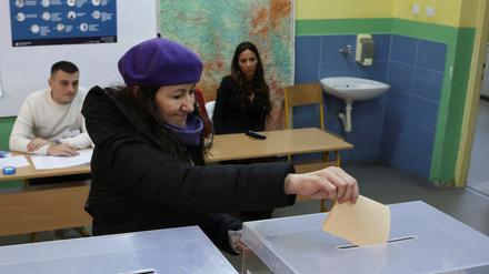Eine Wählerin gibt in Belgrad ihre Stimme ab.