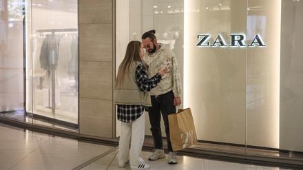 Das Modeunternehmen Zara bewirbt seine Produkte mit einem Spot, der mit spanisch-katholischer Ästhetik spielt. Doch das gefällt nicht jedem.