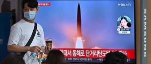 Der nordkoreanische Raketentest wird in einer Sendung des südkoreanischen Fernsehens gezeigt.
