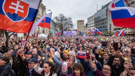 Anhänger des proeuropäischen Kandidaten Ivan Korčok bei einer Massenkundgebung in der Hauptstadt Bratislava. 