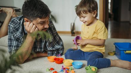 Jeder Zweite wolle die Hälfte der Kinderbetreuung übernehmen, so der „Väterreport 2023“.