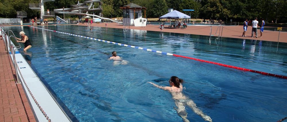 Schwimmerinnen ziehen im Becken im Sommerbad Pankow ihre Bahnen. Zum Schutz der Badegäste werden Streitschlichter des Konfliktlotsen-Projekts "Cool am Pool" eingesetzt. Bei dem seit elf Jahren bestehenden Projekt werden Konflikt-Lotsen eingesetzt, um Auseinandersetzungen in Freibädern zu verhindern. +++ dpa-Bildfunk +++