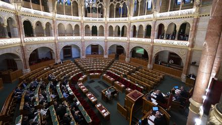 Blick in das ungarischen Parlament, während Fidesz und KDNP der Abstimmung über die Ratifizierung des schwedischen Nato-Beitritts fernbleiben. Da Ungarn nach wie vor der letzte Nato-Verbündete ist, der Schwedens Antrag auf Beitritt zum Bündnis ratifizieren muss, hielt das ungarische Parlament eine parlamentarische Dringlichkeitssitzung ab, um über den Beitritt des nordischen Landes abzustimmen. 