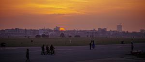 Die Sonne geht hinter dem Tempelhofer Feld unter.