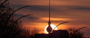 Berlin: Die Sonne geht hinter dem Fernsehturm unter. Der wärmste März seit Messbeginn folgt auf den wärmsten Februar.