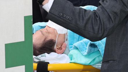 Südkoreas oppositioneller Demokratischer Parteiführer Lee Jae Myung kommt auf einer Trage im Krankenhaus der Seoul National University an.