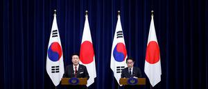 Der Südkoreanische Präsident Yoon Suk Yeol und Japans Premierminister Fumio Kishida in Tokio.