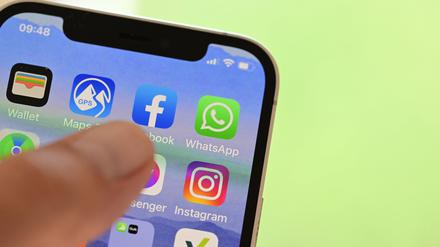 Auf einem Handy sind die Symbole von Apps von Sozialen Medien (Facebook, WhatsApp, Instagram) angezeigt.