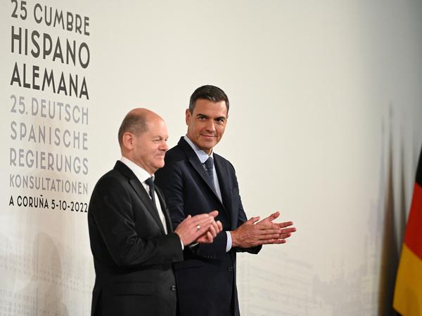Kanzler Scholz (links) und Spaniens Regierungschef Sanchez in La Coruna. 
