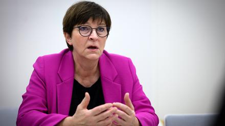 Saskia Esken, Vorsitzende der SPD, sitzt bei einem Interview mit der Deutschen Presse-Agentur dpa im Berliner Newsroom der Nachrichtenagentur. 