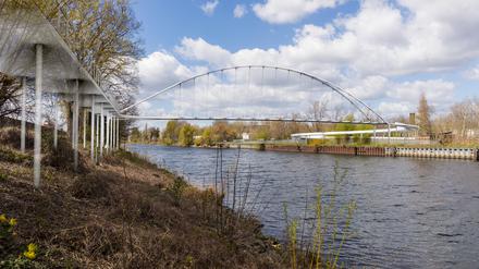 Anmutung der geplanten Fuß- und Radwegbrücke am Spree-Rad- und Wanderweg in Spandau am Sophienwerderweg. Blick vom Südufer zum Nordufer.