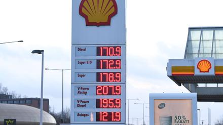 Preise für Benzin und Diesel an einer Tankstelle.