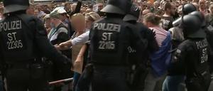 Staatsanwältin J. und ihr Sohn durchbrechen eine Polizeisperre am 29. August 2020 bei einer Querdenken-Großdemonstration.