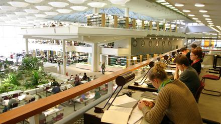 Dampfer oder Raumschiff? Der Lesesaal der Staatsbibliothek am Potsdamer Platz ist futuristisch und retro zugleich.