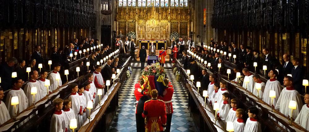 The coffin of Queen Elizabeth II  is carried into St George's Chapel in Windsor Castle, Berkshire for her Committal Service. Picture date: Monday September 19, 2022.  Jonathan Brady/Pool via REUTERS