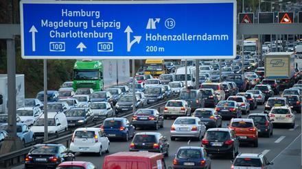 Dicht an dicht stehen Autos am 30.10.2013 in der Rushhour auf der Stadtautobahn A100 in Berlin.