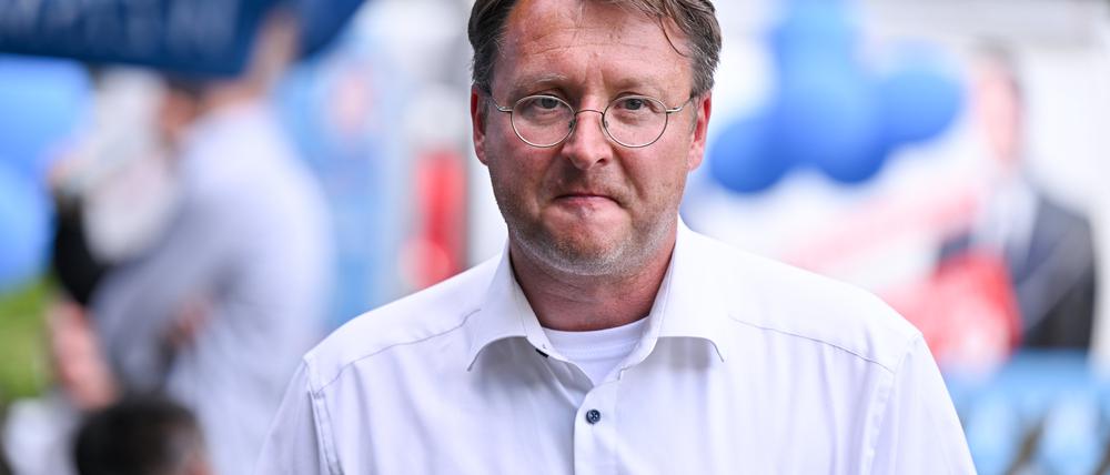 25.06.2023, Thüringen, Sonneberg: Robert Sesselmann (AfD) steht im Graten des Restaurants Frankenbaude bei der AfD-Wahlparty. 