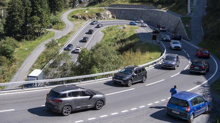 Straßenverkehr in der Nähe des Gotthard-Straßentunnels in der Schweiz. 