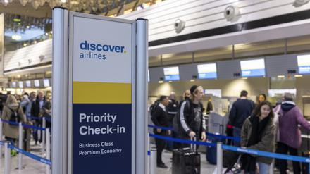 Ein Schild von Discover Airlines ist an einem Abfertigungsschalter zu sehen.