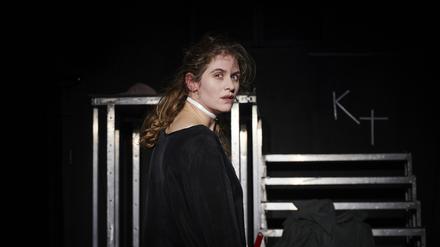 Schauspielerin Alina Wolff als „Ismene, Schwester von“ auf dem Potsdamer Theaterschiff in der Inszenierung von Anna Michelle Hercher.
