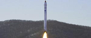 Ein von der nordkoreanischen Regierung zur Verfügung gestellte Foto zeigt den angeblichen Test einer Rakete mit einem Testsatelliten auf dem Sohae-Satellitenstartplatz. 