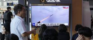 Ein Fernsehbildschirm zeigt ein Archivbild des nordkoreanischen Raketenstarts während einer Nachrichtensendung im Bahnhof von Seoul, Südkorea.
