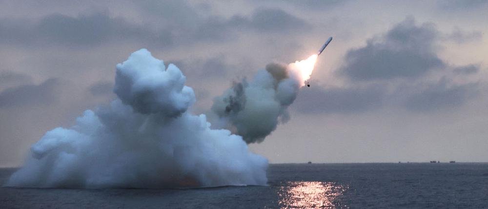 Dieses von der nordkoreanischen Regierung zur Verfügung gestellte Bild zeigt einen Testabschuss eines neu entwickelten strategischen U-Boot-Marschflugkörpers.