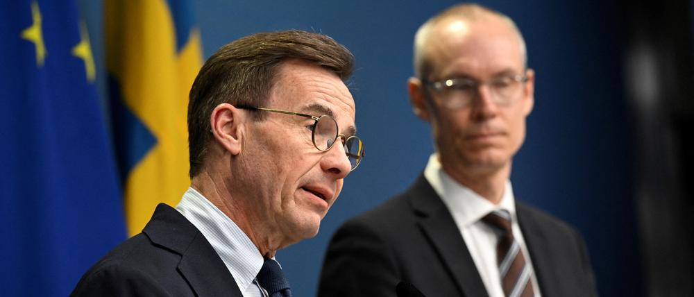 Schwedens Regierungschef Ulf Kristersson (links) und Nato-Unterhändler Oscar Stenström bei einer Pressekonferenz in Stockholm.