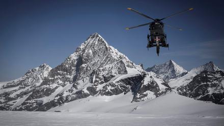 Ein Foto vom 14. April 2022 zeigt einen Hubschrauber der Schweizer Luftwaffe über dem Tete Blanche-Höhenpass zwischen Zermatt und Arolla, umgeben von den Schweizer Alpen.
