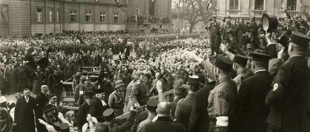 Menschenmassen auf dem Alten Markt: Paul von Hindenburg am 21. März 1933 auf dem Weg zur Nikolaikirche, wo zunächst ein Gottesdienst stattfand.