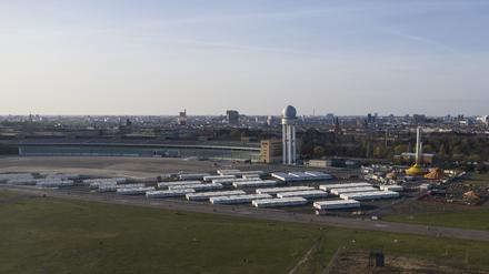 Die Luftaufnahme mit einer Drohne zeigt den Hangar des ehemaligen Flughafen Tempelhof. Davor sind die Container des Flüchtlingsdorfes zu sehen. 